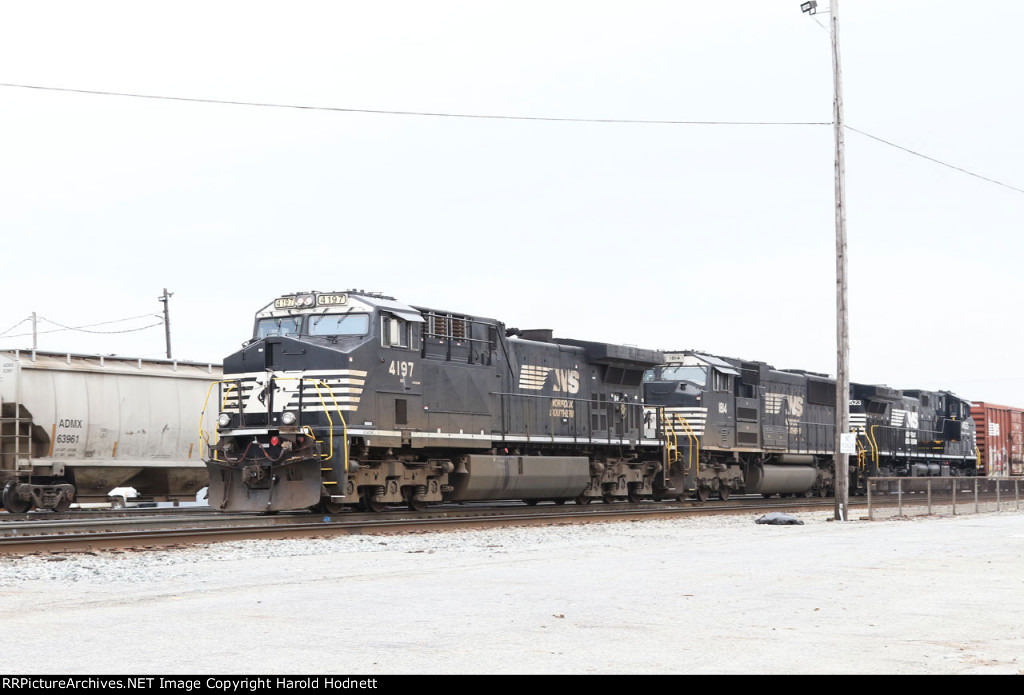 NS 4197 leads train 119 past Pomona Tower